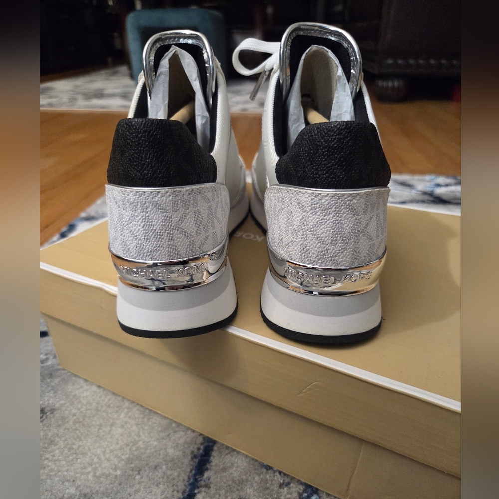 New Michael Kors Maddy Two-Tone Logo Trainer Size 6.5 - Picture 3 of 8